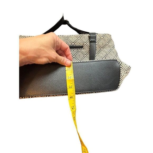 Black & White Geometric Handbag With Adjustable Strap & Inner Pockets - Picture 8 of 14